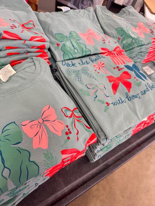 Bows and Holly | Cypress Green | Short Sleeve